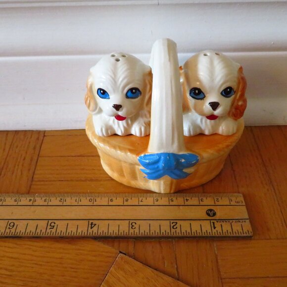 Vintage salt and pepper shaker 1950,puppy dog in a basket Japan, blue bow - Picture 9 of 10